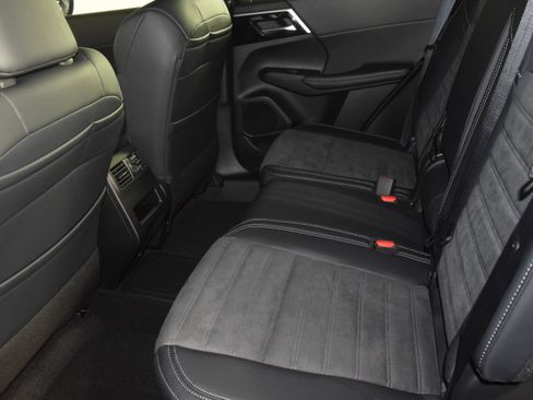 Used 2025 Mitsubishi Outlander SE image 15