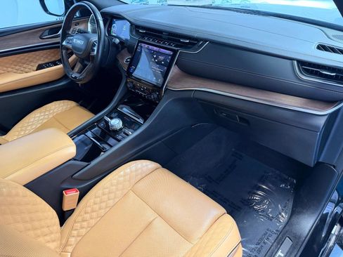 Used 2021 Jeep Grand Cherokee L Summit w/ Luxury Tech Group V AWD/4WD image 36