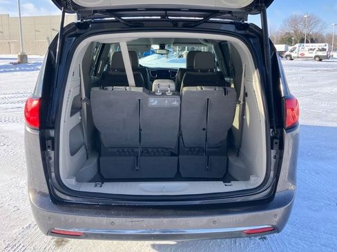 Used 2017 Chrysler Pacifica Touring-L w/ Tire & Wheel Group image 26