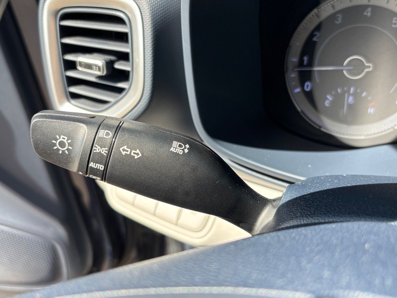 Used 2021 Hyundai Venue FWD image 24