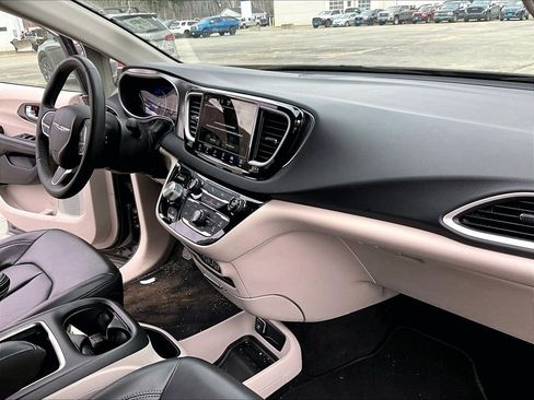 Used 2023 Chrysler Pacifica Touring-L FWD image 14