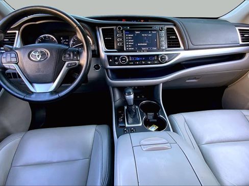 Used 2018 Toyota Highlander XLE AWD/4WD image 16