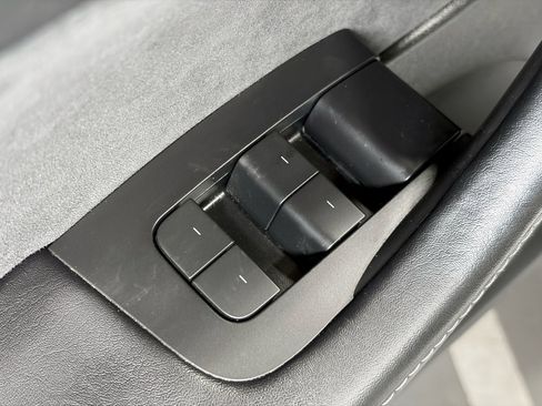 Used 2022 Tesla Model Y Long Range image 8