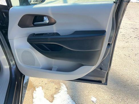 Certified 2018 Chrysler Pacifica Touring-L image 22