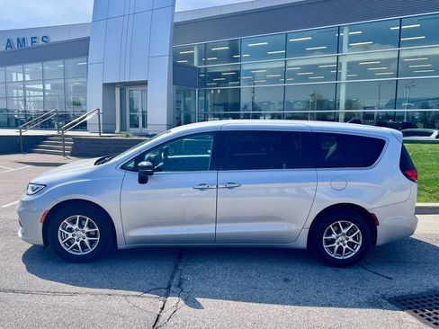 Used 2024 Chrysler Pacifica Touring-L image 3