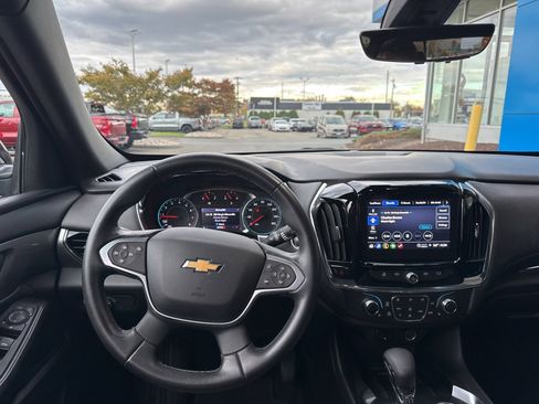 Used 2023 Chevrolet Traverse LT w/ Rear Camera Mirror Package image 2