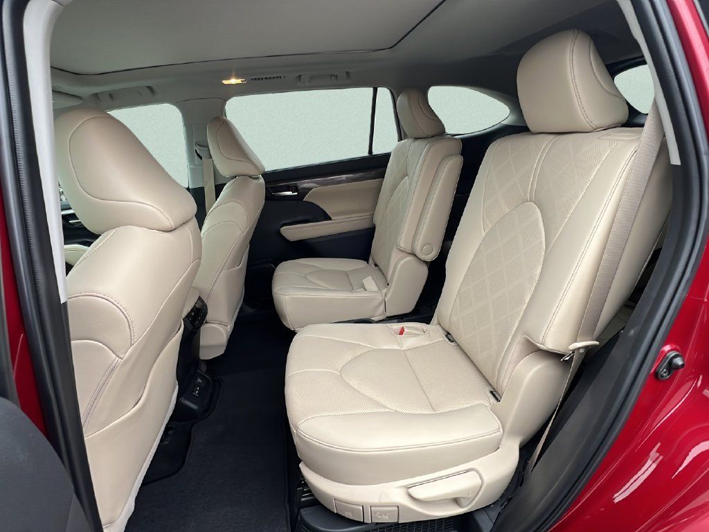 Used 2023 Toyota Highlander Platinum FWD image 10