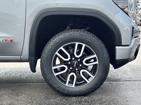 Used 2024 GMC Sierra 1500 AT4 w/ Technology Package AWD/4WD image 12