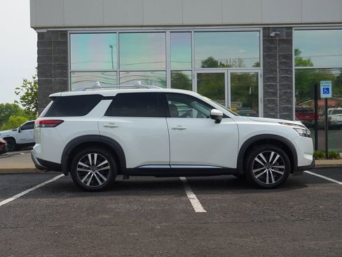 Used 2023 Nissan Pathfinder Platinum AWD/4WD image 2