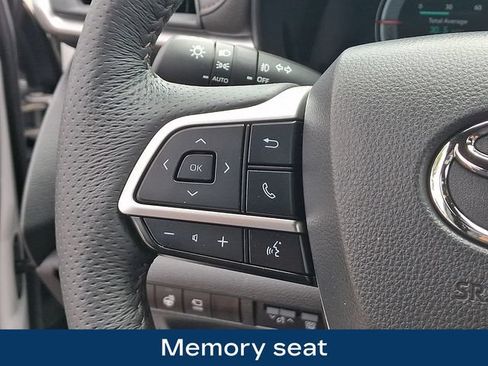 Used 2025 Toyota Sienna Platinum AWD/4WD image 7