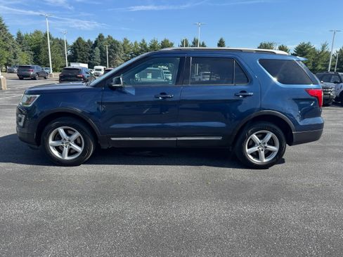 Used 2017 Ford Explorer XLT w/ Equipment Group 202A AWD/4WD image 2