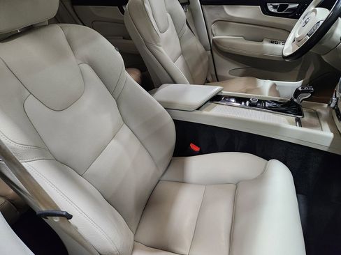 Used 2019 Volvo XC60 T6 Momentum w/ Advanced Package image 32