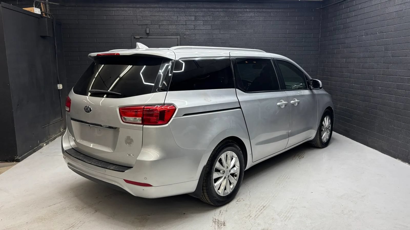 Used 2016 Kia Sedona EX FWD image 3