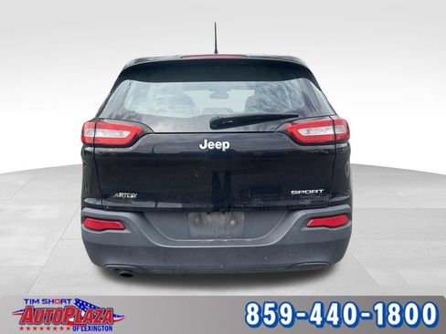 Used 2017 Jeep Cherokee Sport FWD image 4