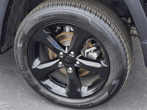 Used 2023 Jeep Grand Cherokee Limited w/ Black Appearance Package image 4