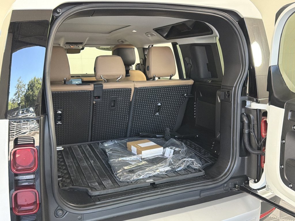Certified 2025 Land Rover Defender 110 S AWD/4WD image 7