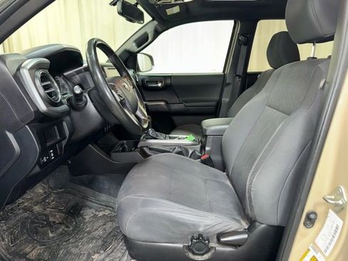 Used 2016 Toyota Tacoma TRD Off-Road w/ Premium & Technology Package image 17