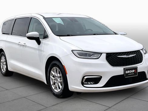 Used 2023 Chrysler Pacifica Touring-L FWD image 3
