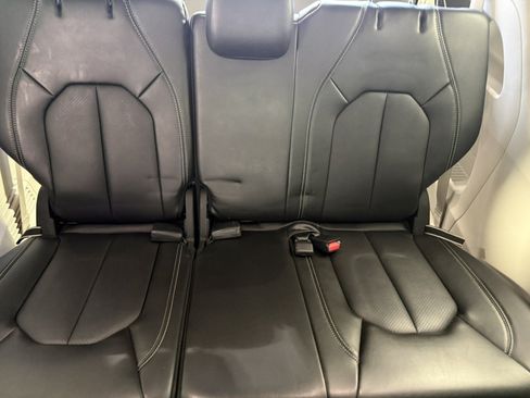 Used 2024 Chrysler Pacifica Touring-L FWD image 14