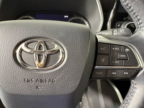 Used 2021 Toyota Highlander XLE AWD/4WD image 23