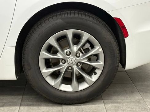 Used 2026 Chrysler Pacifica Limited FWD image 6