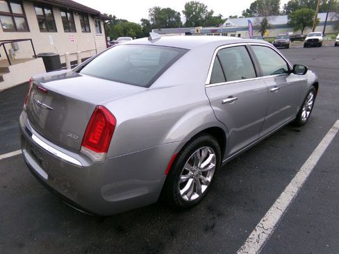 Used 2018 Chrysler 300 Limited image 3