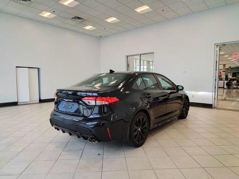 Used 2021 Toyota Corolla SE FWD image 3