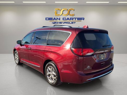 Used 2017 Chrysler Pacifica Limited image 3