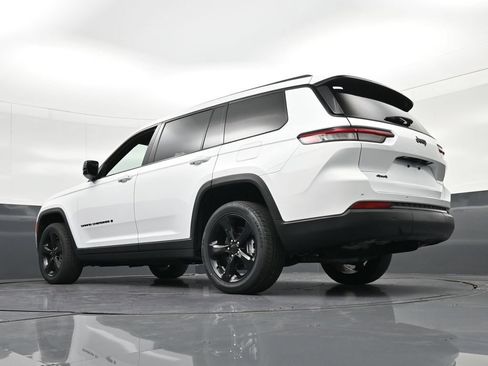Used 2023 Jeep Grand Cherokee L Laredo AWD/4WD image 16