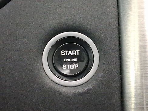 Used 2018 Land Rover Discovery HSE image 25