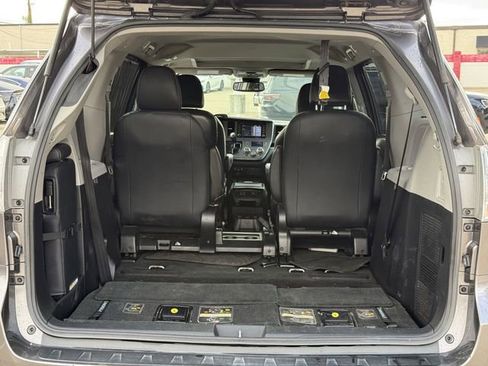 Used 2018 Toyota Sienna SE w/ SE Preferred Package FWD image 30