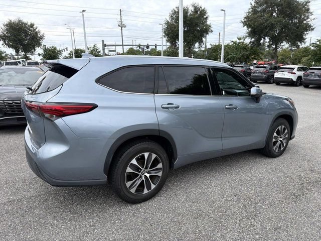 Used 2022 Toyota Highlander XLE FWD image 2