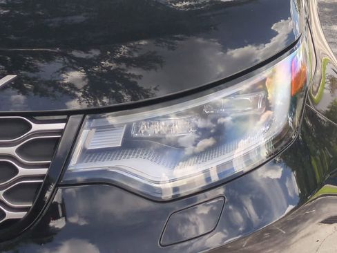 Certified 2025 Land Rover Discovery S image 11