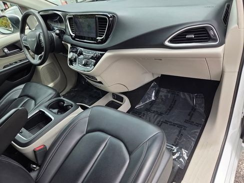 Used 2023 Chrysler Pacifica Touring-L FWD image 15