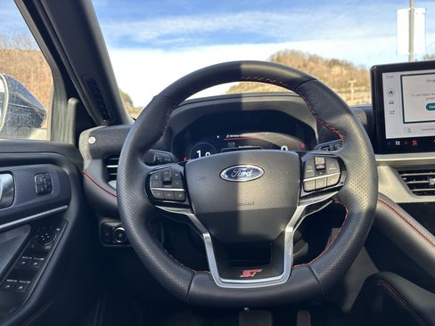 Used 2025 Ford Explorer ST image 11