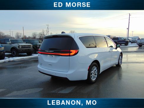 Used 2023 Chrysler Pacifica Touring-L image 6