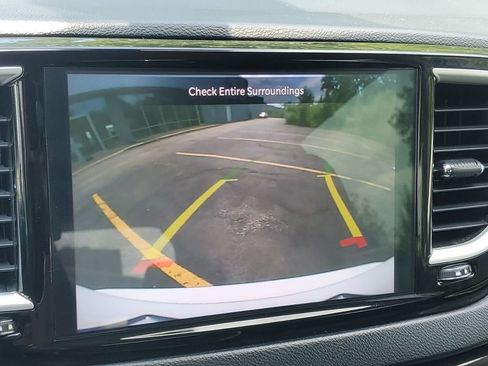 Used 2023 Chrysler Pacifica Touring-L FWD image 16