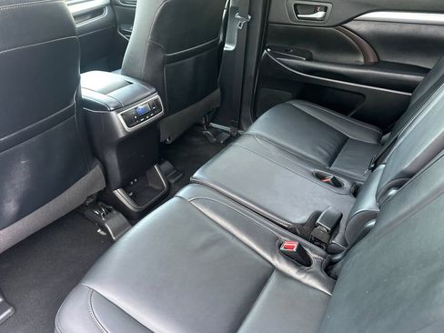 Used 2019 Toyota Highlander XLE AWD/4WD image 12