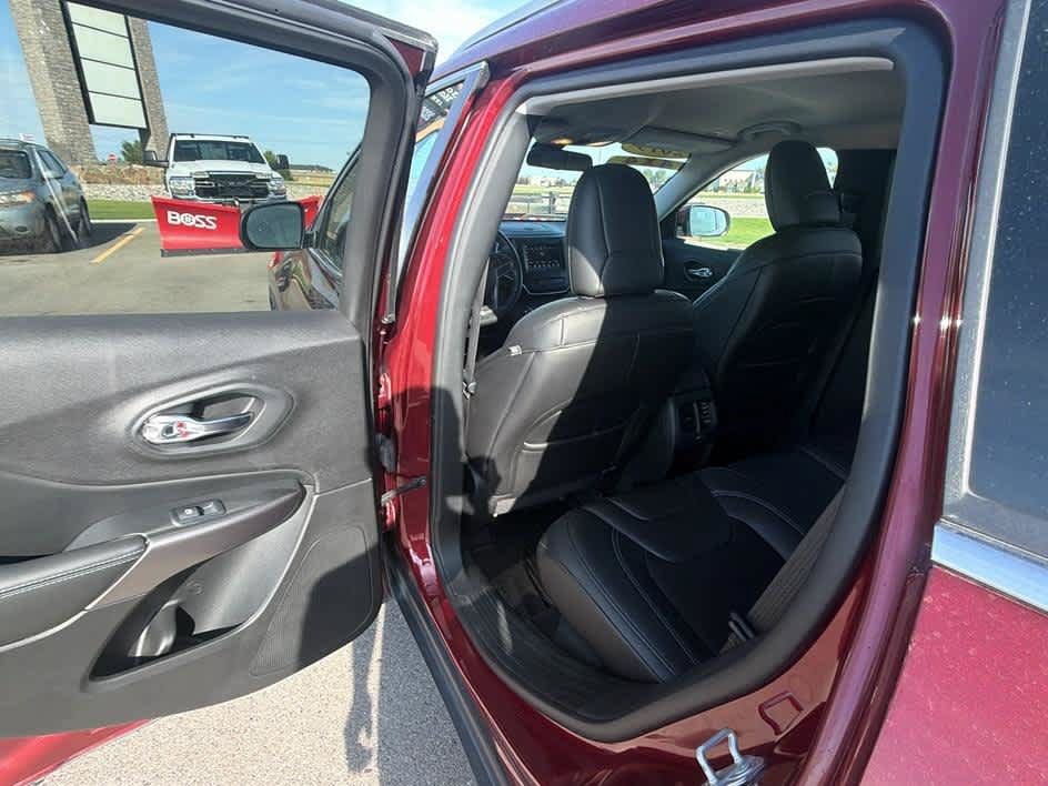 Used 2019 Jeep Cherokee Latitude Plus w/ Cold Weather Group AWD/4WD image 20