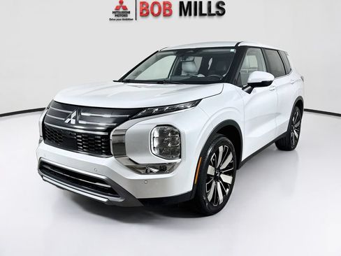 Used 2025 Mitsubishi Outlander SE FWD image 3