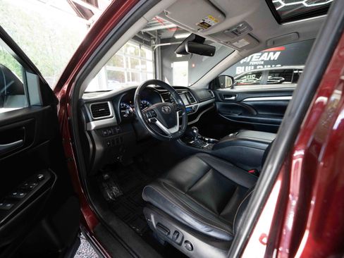 Used 2017 Toyota Highlander XLE AWD/4WD image 8