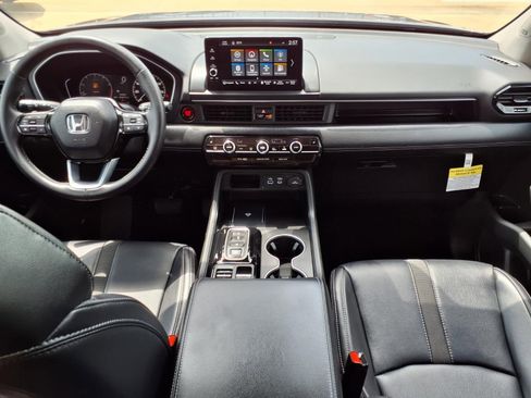 Used 2025 Honda Pilot Touring image 9