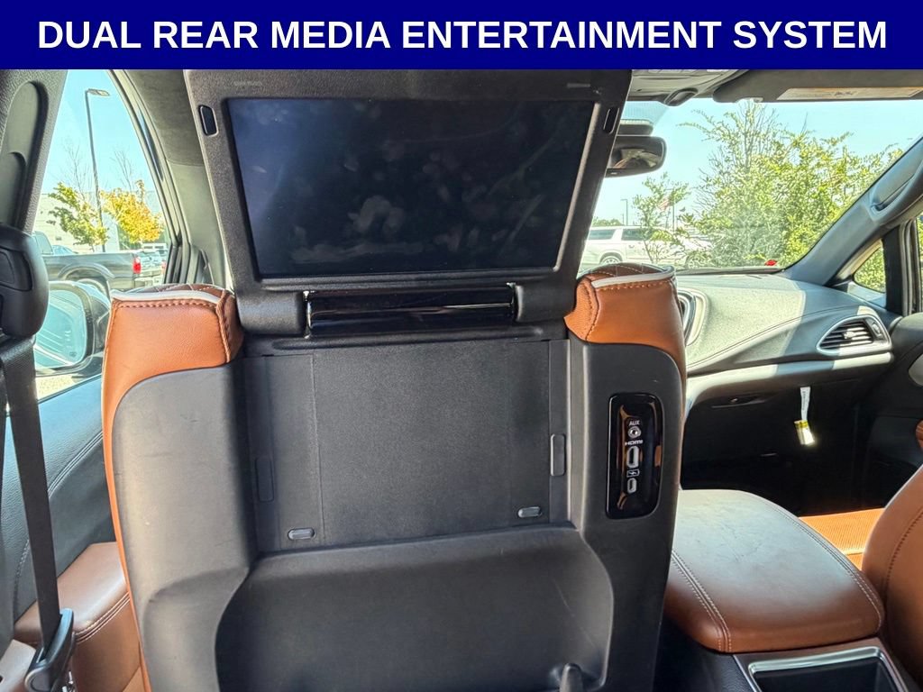 Used 2024 Chrysler Pacifica Pinnacle FWD image 2