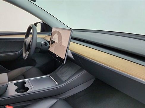 Used 2025 Tesla Model Y Long Range image 19