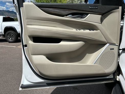 Used 2020 Cadillac Escalade Luxury AWD/4WD image 33