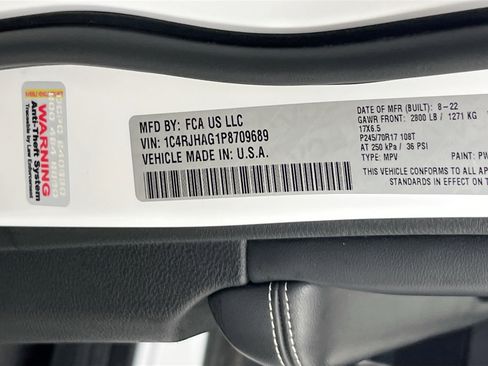 Used 2023 Jeep Grand Cherokee Laredo image 28