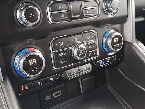 Used 2024 GMC Yukon XL SLT w/ SLT Luxury Package image 16