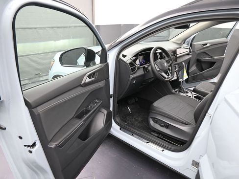 New 2026 Volkswagen Taos SE image 36