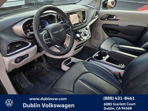Used 2024 Chrysler Pacifica Select image 9