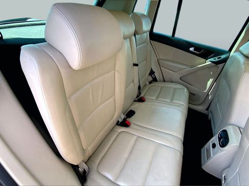 Used 2010 Volkswagen Tiguan SE AWD/4WD image 17